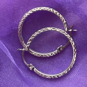1 inch Diamond-Cut Oval Hoop Earrings in 14K White Gold